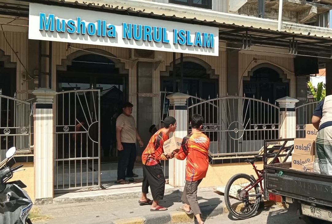 Tebar Air Mineral ke Mushola dan Masjid Sekitar Ma'had