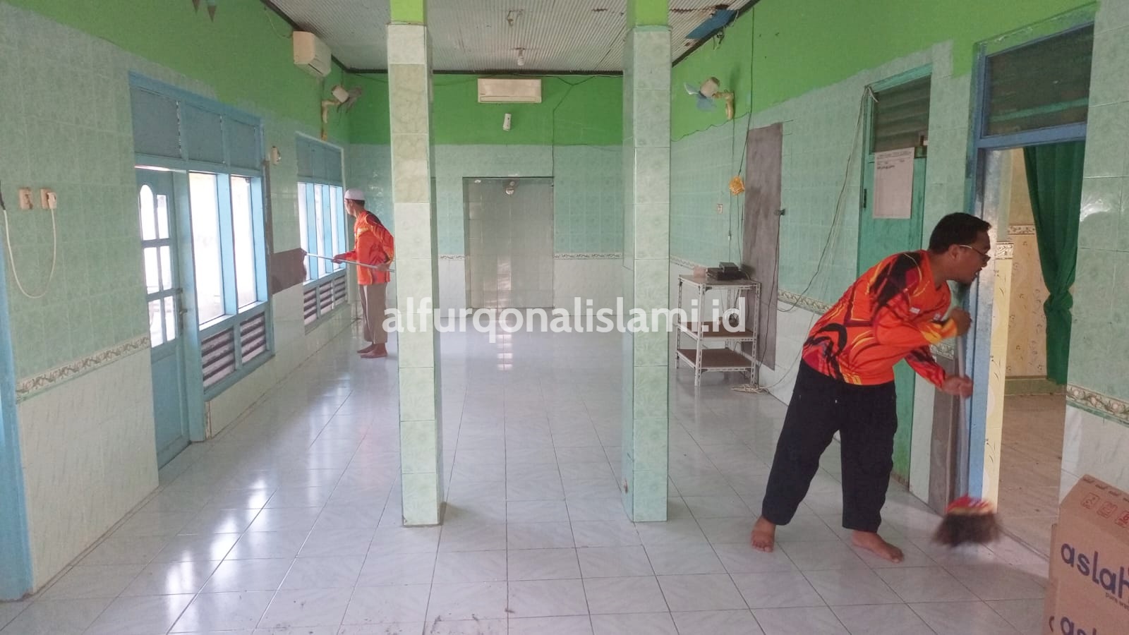 Program Masjid dan Mushola Bersih, dari Ma’had Al Furqon untuk Masyarakat Sekitar