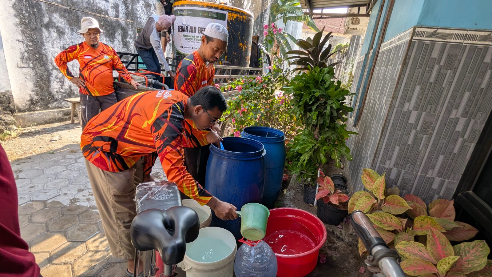 Sumbangsih Untuk Desa, Daksos Ma'had Al Furqon Alirkan Air Bersih Ke 350 KK di Desa Srowo