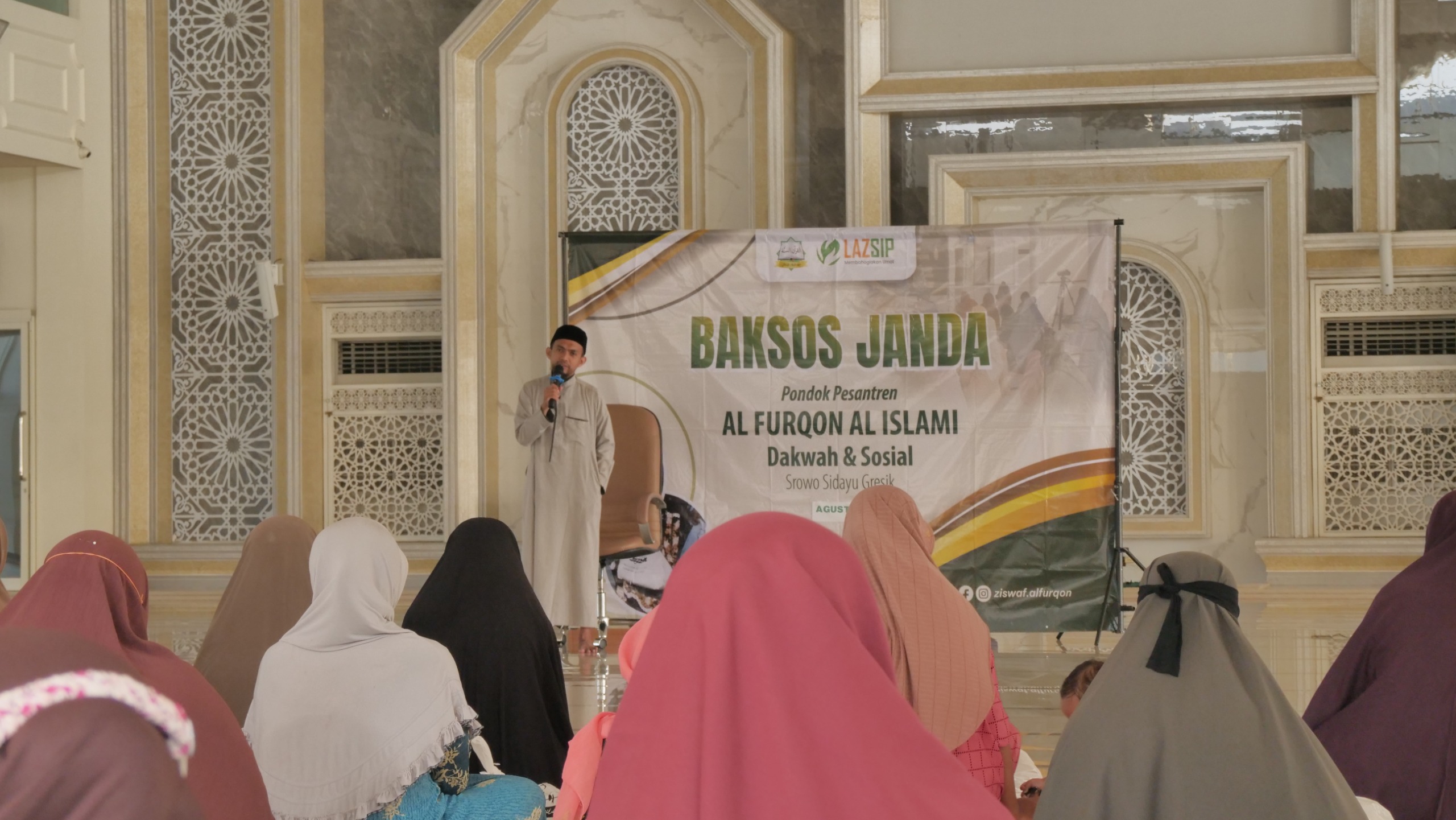 Baksos Kebutuhan Pokok Janda Sekitar Ma'had Al Furqon Al Islami
